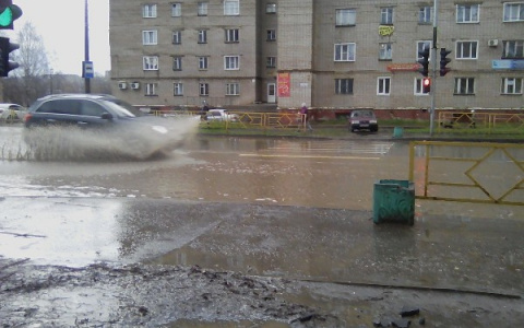 Студенческий пролив и затопленные дворы: в мэрии рассказали, что с ливневками в городе