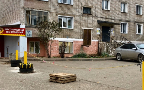 "Как к нам попадут экстренные службы?": на Сурикова закрыли проезд во двор