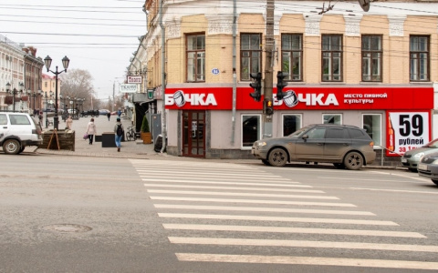 Владельца пивного магазина на Спасской могут оштрафовать за яркую вывеску
