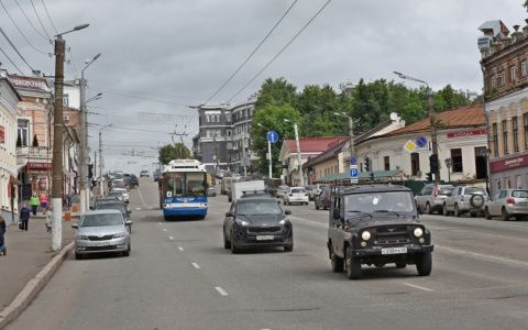 Владельца магазина в центре Кирова могут оштрафовать за пеструю вывеску