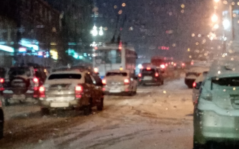 Такси по 300 рублей, пробки и буксующие троллейбусы и фуры: как снегопад отразился на кировчанах