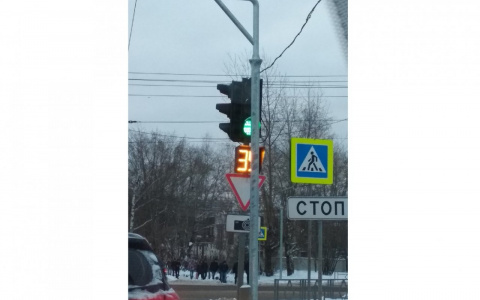 "И это безопасность?": в Кирове новая опора для знаков перекрыла светофор