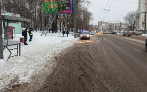 Кировчанин поскользнулся на остановке и упал под троллейбус