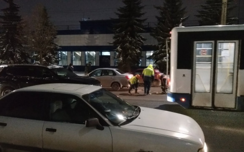 В районе Лепсе из-за обрыва троллейбусной линии образовался 2-километровый затор