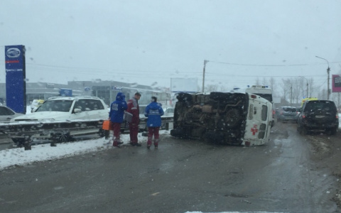 В Кирове на дороге перевернулась скорая