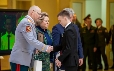 Было нелегко справиться с волнением: подросток, спасший тонувшего ребенка, о награждении