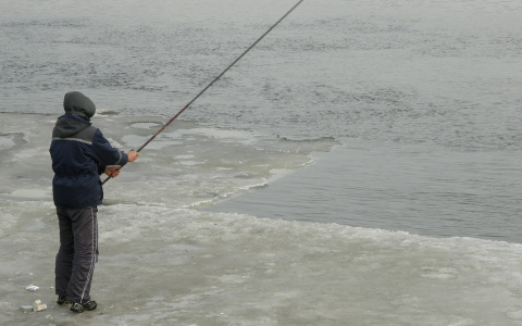 Трое рыбаков из Кировской области провалились под лед и утонули