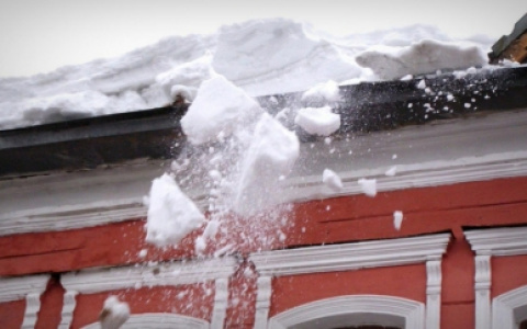 Управляющую компанию оштрафуют за падение льда на кировчанина