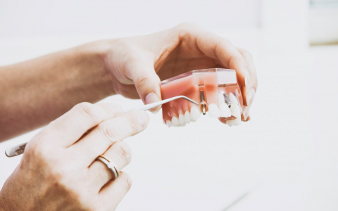 Стоматологи рассказали, чем опасно отсутствие  одного зуба