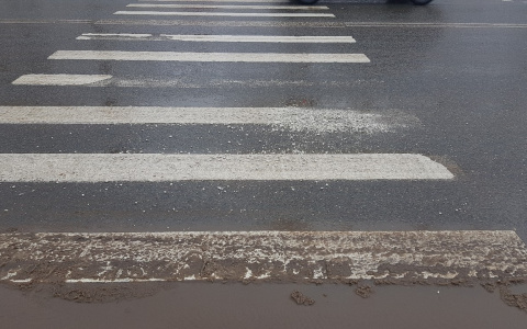 Новые технологии не прижились: долговечная пластиковая разметка продолжает стираться