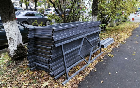 На Октябрьском проспекте установят еще один километр серых заборов