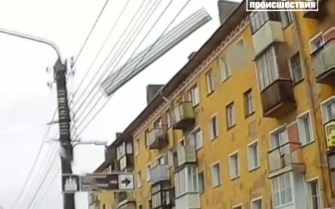 На улице Ленина огромный лист железа упал с крыши на автомобили: видео