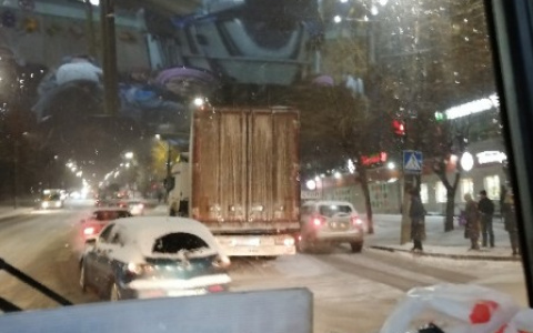 ДТП, вставшие фуры и троллейбусы: последствия ледяного дождя в Кирове