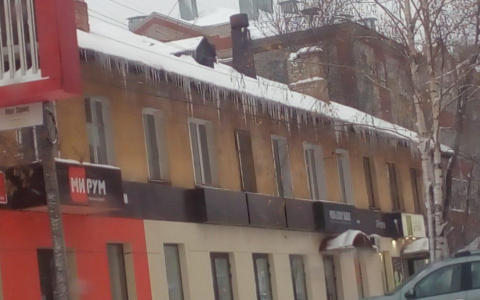 Администрация вынесла 30 предупреждений УК из-за снега на крышах во дворах в Кирове