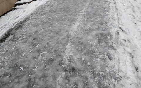 Кировчане жалуются на лед: в администрации отчитались, что тротуары почистили