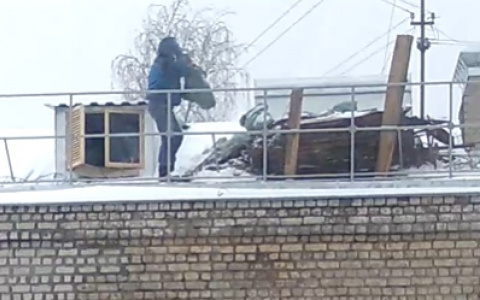 Ни ограждений, ни следящего: в Кирове с крыши дома скидывали листы жести