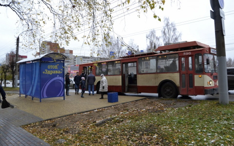 В Кирове установили первый фирменный остановочный павильон «Здрава»