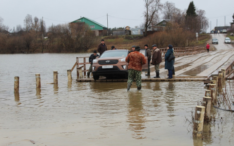"На другой берег ходим босиком в ледяной воде": в Кировской области затопило 5 мостов