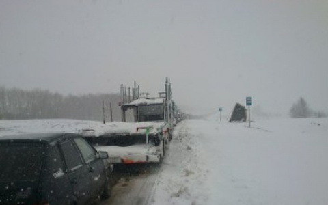 "Стояли в пробке 7 часов": 5 автобусов не могли добраться до Нолинска из-за гололеда