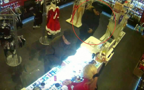 Полицейские опубликовали видео ограбления секс-шопа в Кирове