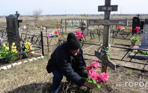 Увезли на грузовике: известно, почему на могилах в Кировской области срезали кресты