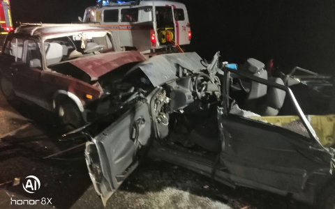 Появились фото с места смертельного ДТП под Кировом, где столкнулись два ВАЗа