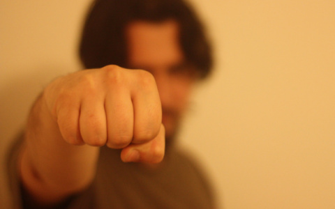 В Кирове молодая пара избила и обокрала незнакомую женщину