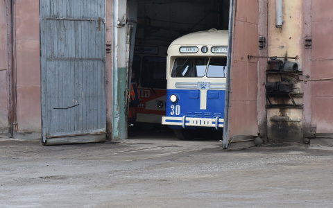 На улицы Кирова выехал редчайший 66-летний троллейбус