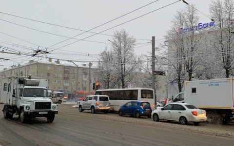 Дорожники отчитались об уборке улиц после утреннего снегопада в Кирове
