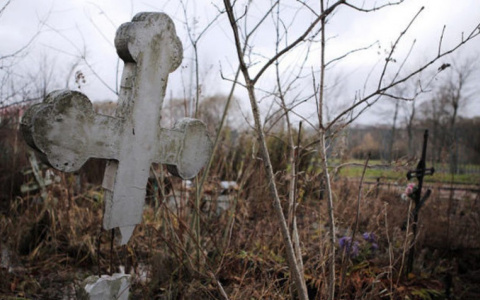 В Кировской области задержали вандала, который повредил 50 надгробных крестов