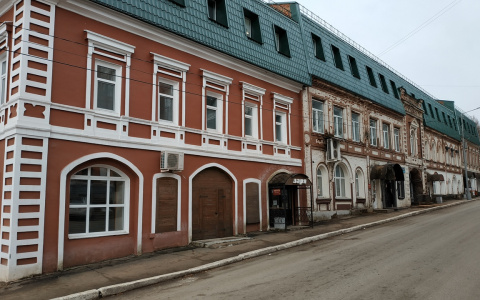 Случился дизайн-код: с фасада исторического здания в Кирове убрали «кричащие» вывески