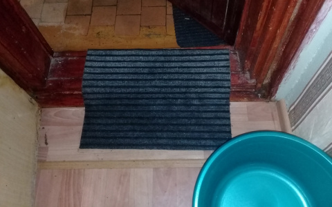 «Не хватает тазов!: в Нововятске из-за протекающей крыши затопило 2 этажа