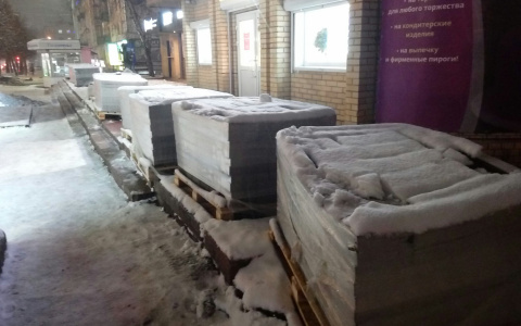 Своевременно: в Кирове планируют укладывать брусчатку на остановке в снег