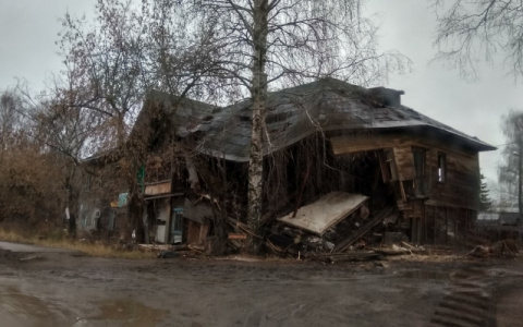 "Только тараканы, а людям как жить?": почему в разных районах Кирова не сносят заброшенные дома