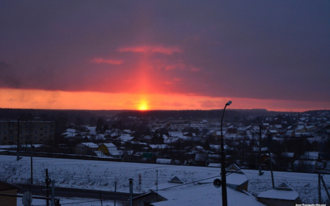 Жители разных районов Кирова наблюдали необычное атмосферное явление