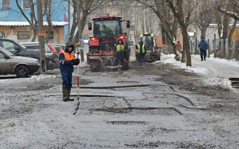 Известен список участков дорог, на которых проведут зимний ямочный ремонт