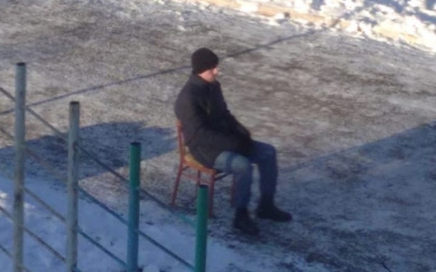 «Кировский детсад № 63 охраняет сидящий на морозе мужчина»: родители детей пожалели сотрудника