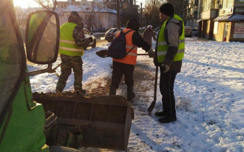 Стало известно, как подрядчиков накажут за гололед на тротуарах в Кирове
