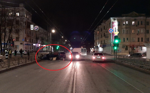 В центре Кирова после ДТП перевернулся ВАЗ