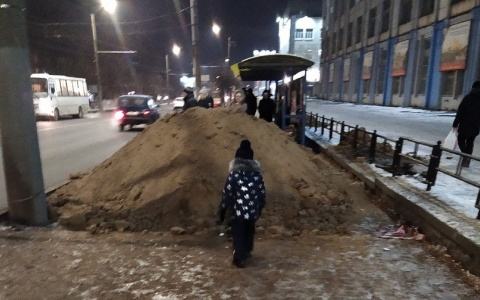 Фото дня: кучей песка закрыли проход к остановке на площади Лепсе
