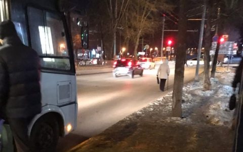 Кировчане вынуждены ходить по проезжей части, потому что на тротуарах - лед