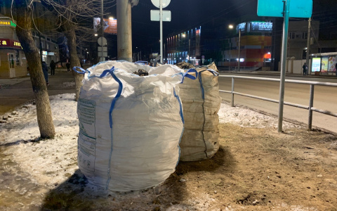 "Что это и кто оставил?": огромные мешки на кировских улицах удивили горожан