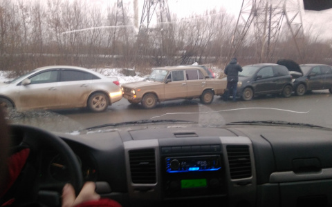 Утром на улице Луганской столкнулись четыре машины