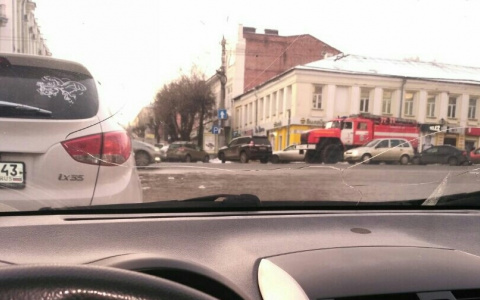 В центре Кирова оцепили здание: на месте работает ОМОН