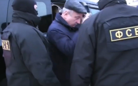 Видео: задержание экс-главы Кирова Владимира Быкова и обыск в его доме