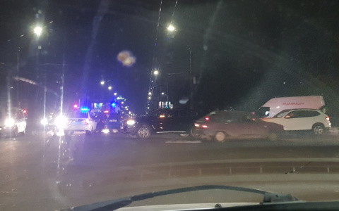 В Кирове «Мазда» влетела в столб