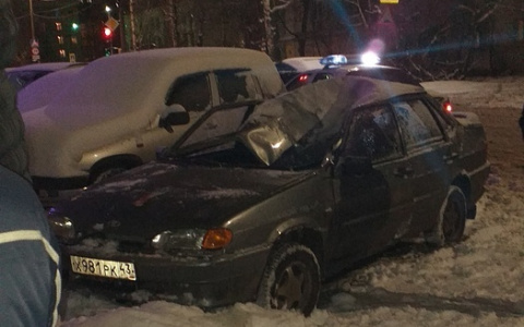 В Кирове с балкона высотки упал молодой человек: появились подробности ЧП