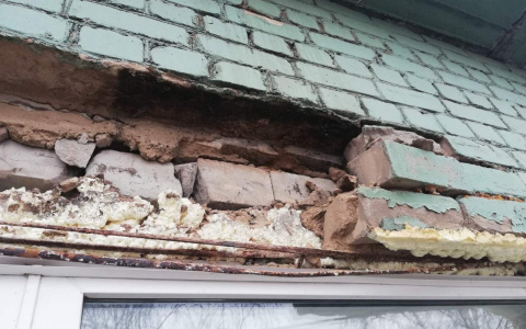 "Кирпичи чудом не упали на голову": в Кирове обрушилась стена жилого дома