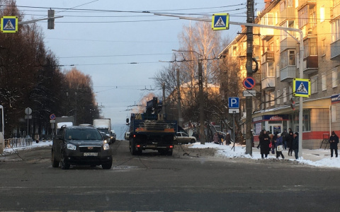 Ремонтные работы на Щорса после обрыва проводов продолжаются