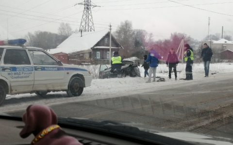 Утром в Слободском районе лоб в лоб столкнулись ВАЗ и фура Volvo